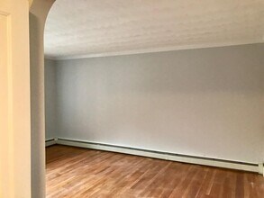 14 Mount Ida St, Unit 5 in Newton, MA - Foto de edificio - Building Photo