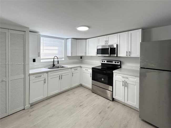 12215 W Dixie Hwy in North Miami, FL - Building Photo - Building Photo