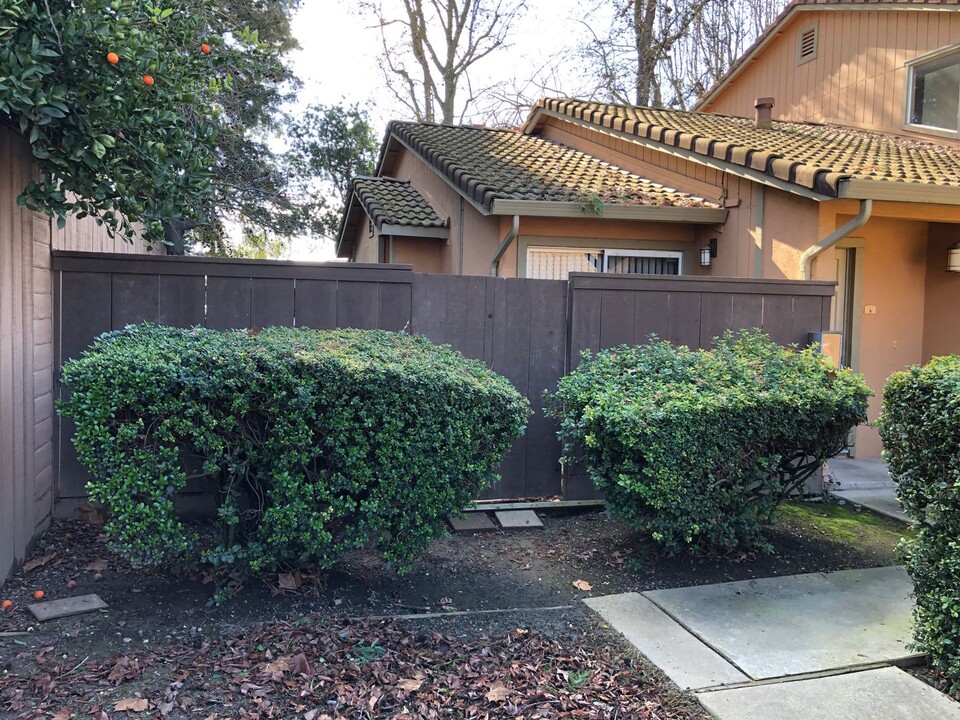 4002 Elmo Loop in Modesto, CA - Foto de edificio
