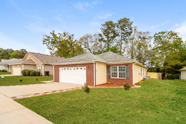 10944 Big Sky Dr in Hampton, GA - Building Photo - Building Photo