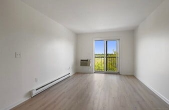 115 Short Beach Rd in Stratford, CT - Building Photo - Building Photo