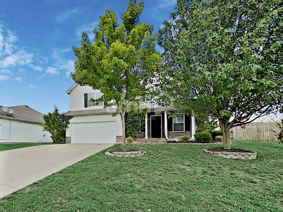 111 Dreville Dr in La Vergne, TN - Building Photo