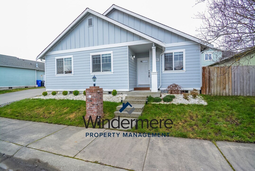 1091 NE Cordero Pl in Oak Harbor, WA - Building Photo