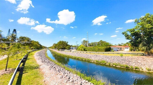 6110 S Waterway Dr in Miami, FL - Building Photo - Building Photo