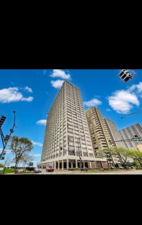 6171 N Sheridan Rd, Unit 1508 in Chicago, IL - Building Photo