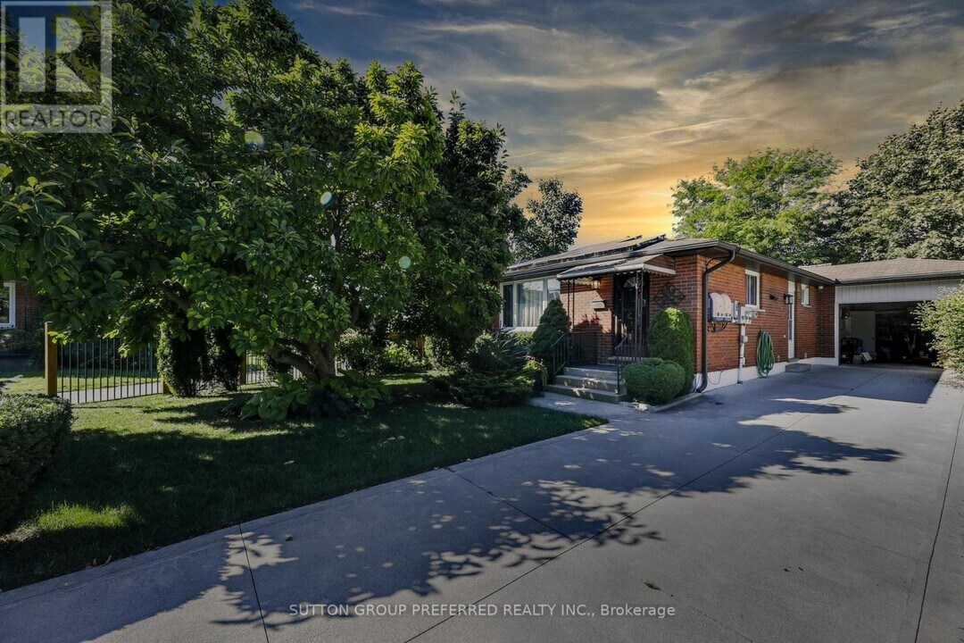 82 Lacey Crescent in London, ON - Building Photo