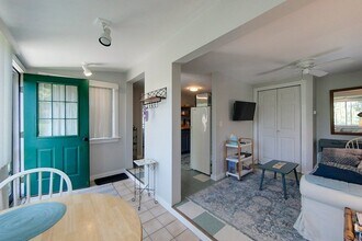 33 Warren Ave in Middletown, RI - Foto de edificio - Building Photo