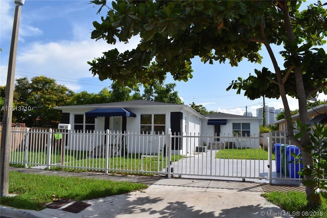 785 SW 21st Rd-Unit -2 in Miami, FL - Foto de edificio - Building Photo