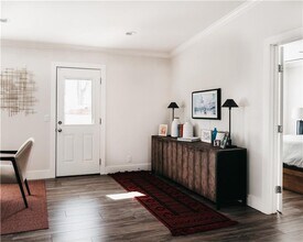 2505 Rogge Ln in Austin, TX - Foto de edificio - Building Photo