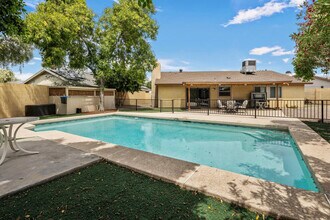 10625 E Becker Ln in Scottsdale, AZ - Building Photo - Building Photo