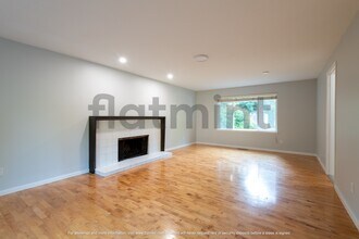 7037 NE 137th St in Kirkland, WA - Building Photo - Building Photo