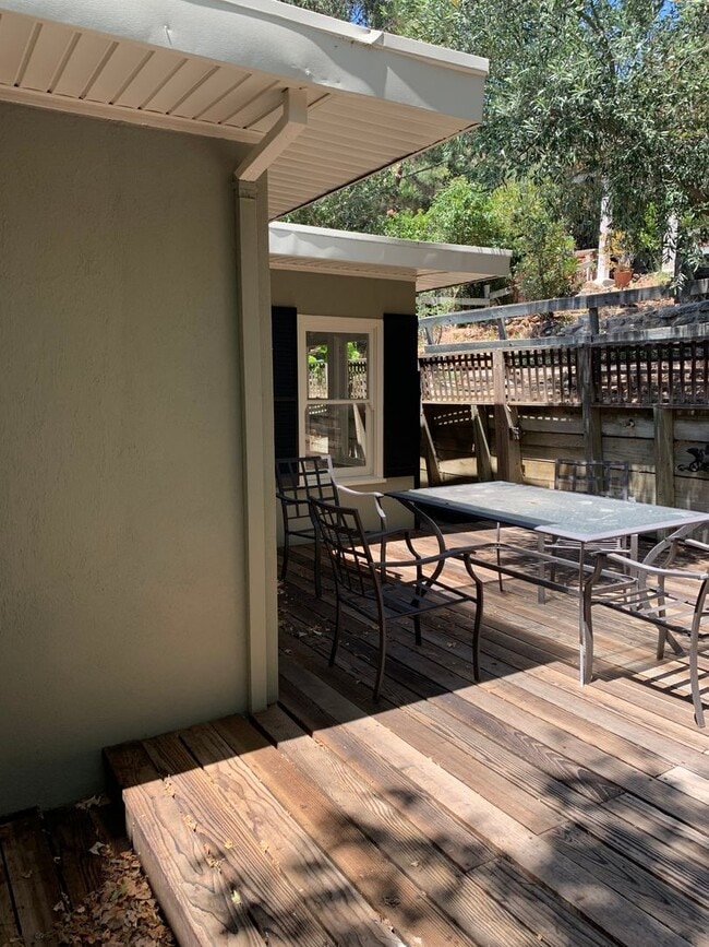 1145 Grandview Ave in Martinez, CA - Building Photo - Building Photo