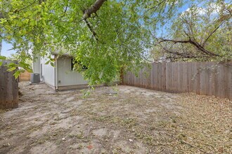 1805 Mearns Meadow Blvd, Unit B in Austin, TX - Building Photo - Building Photo