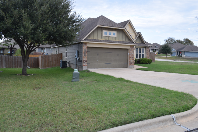 800 Moonbeam Ct in Brenham, TX - Building Photo - Building Photo