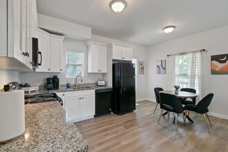 987 Dimmock St SW in Atlanta, GA - Building Photo - Building Photo