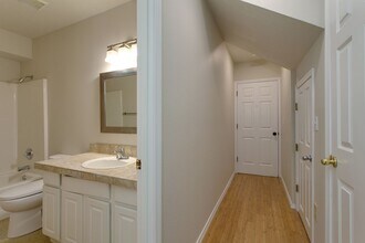 3417 SW Moss St-Unit -B in Portland, OR - Building Photo - Building Photo