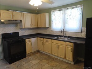 44 Terry St in Patchogue, NY - Foto de edificio - Building Photo