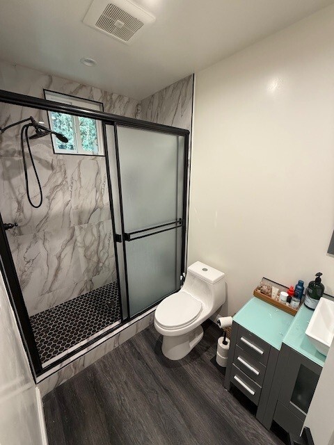 15752 Royal Ridge Rd in Sherman Oaks, CA - Foto de edificio - Building Photo