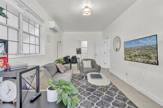 709 SW 7th Ave in Hallandale Beach, FL - Building Photo - Building Photo