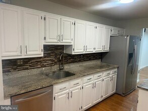 14432 Four Chimney Dr in Centreville, VA - Foto de edificio - Building Photo