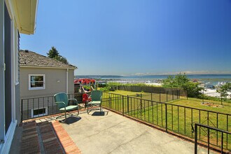 1112 Grand Ave, Unit A in Everett, WA - Building Photo - Building Photo