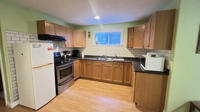 665-665 Admirals Rd in Victoria, BC - Building Photo - Building Photo