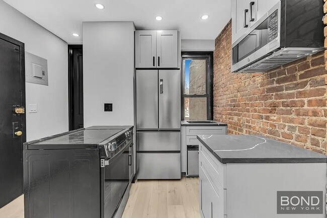 438 W 52nd St in New York, NY - Building Photo - Building Photo