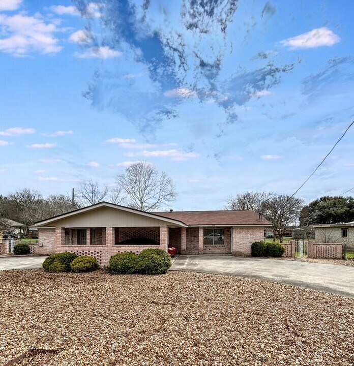 1212 Hillcrest Dr in New Braunfels, TX - Building Photo