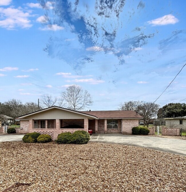 property at 1212 Hillcrest Dr