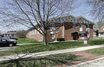 Lake Park Apartments in St. Francis, WI - Building Photo - Building Photo