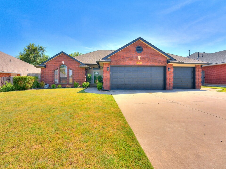 1704 SE 1st St in Moore, OK - Building Photo