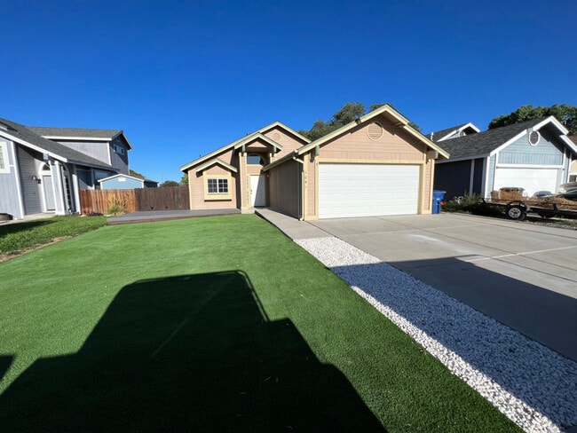 1041 Deena Way in Fallon, NV - Building Photo - Building Photo