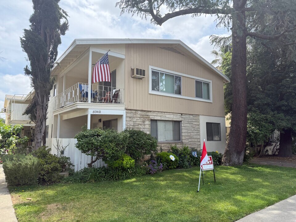 5742 Hazeltine Ave in Van Nuys, CA - Building Photo