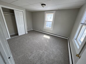 50 High St, Unit B in Killingly, CT - Building Photo - Building Photo