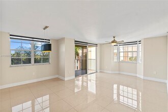 19655 E Country Club Dr in Miami, FL - Foto de edificio - Building Photo