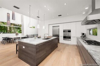 335 W 46th St in Miami Beach, FL - Foto de edificio - Building Photo