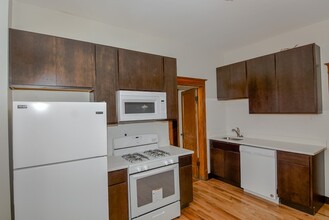 2457 W Rice St, Unit M01B in Chicago, IL - Building Photo - Building Photo