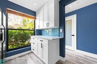 3082 S Oakland Forest Dr in Oakland Park, FL - Building Photo - Building Photo