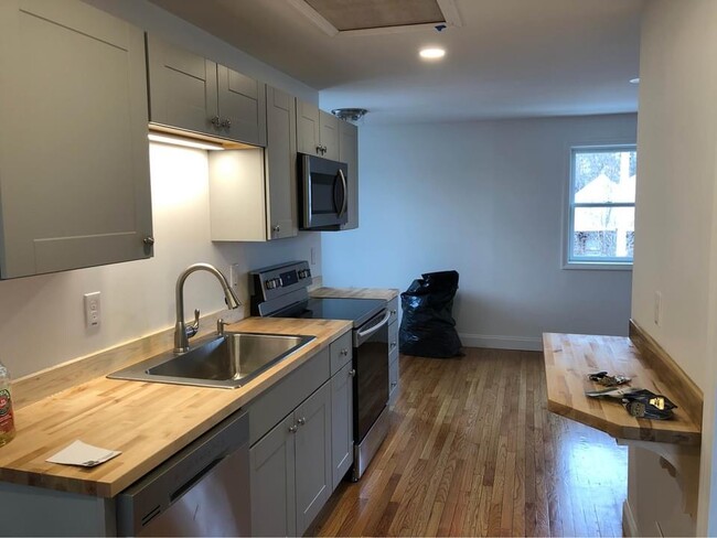 56 Lincoln St, Unit B in Exeter, NH - Building Photo - Building Photo