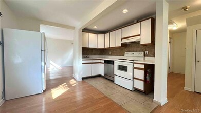 64 Pine Hollow Rd in Oyster Bay, NY - Building Photo - Building Photo