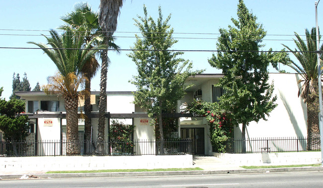 13411 Vanowen St in Van Nuys, CA - Building Photo - Building Photo