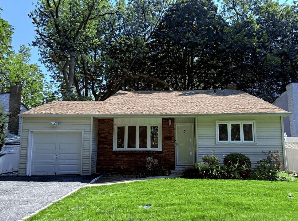 5 2nd Rd in Great Neck, NY - Building Photo