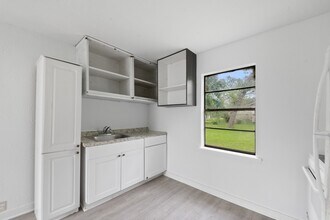 806 E Emily Ave in Wharton, TX - Building Photo - Building Photo