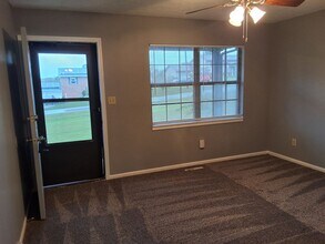 323 Valley View Dr in Radcliff, KY - Building Photo - Building Photo