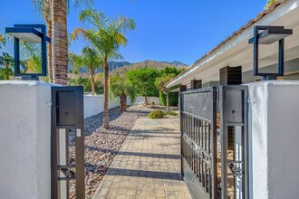 690 E Sierra Way in Palm Springs, CA - Building Photo - Building Photo