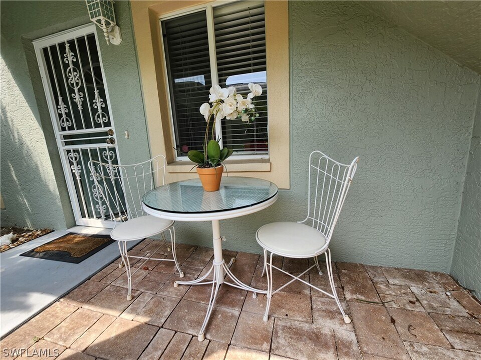 840 New Waterford Dr in Naples, FL - Building Photo