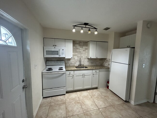 692 73rd Ave N in St. Petersburg, FL - Building Photo - Building Photo