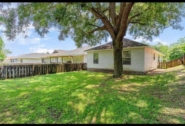 2751 Bay Club Dr in Navarre, FL - Building Photo - Building Photo