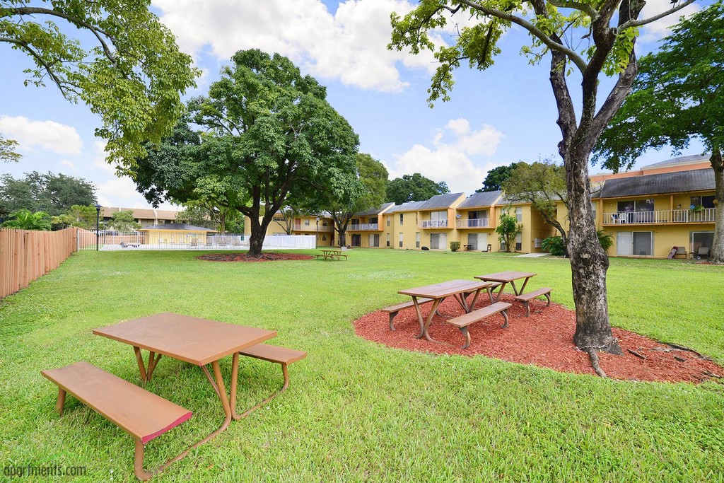 Colonial Village Apartments | Davie, FL Apartments