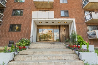 1300 De La Cote-Vertu Boul in St. Laurent, QC - Foto de edificio - Building Photo